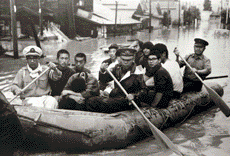 写真－１　昭和44年8月大雨　桜川・花園町での懸命の救助活動