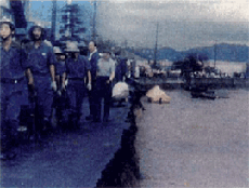 写真－５　昭和52年8月大雨　甲田橋下流右岸　濁流でえぐられた護岸