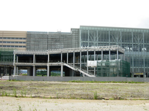 新幹線駅舎と階段