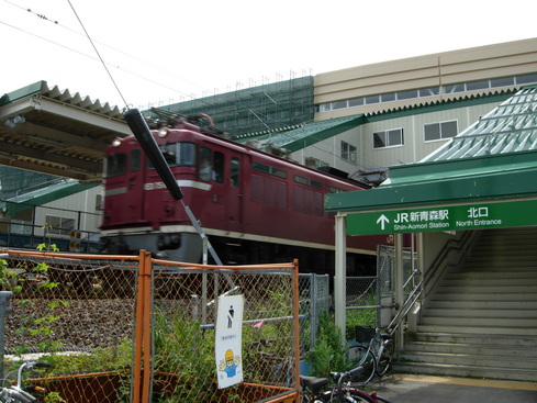 新青森駅を通過する貨物