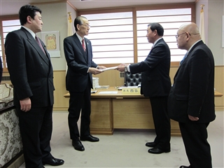 写真：議会改革検討委員会が議長に答申