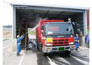 洗車設備での洗車作業