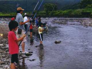 追良瀬川ヤマメ釣り体験学習