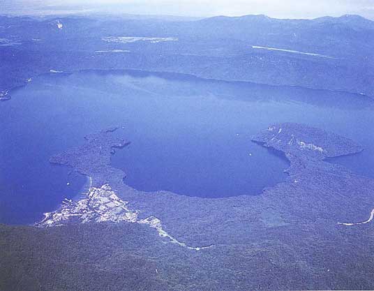 上空から見た十和田湖