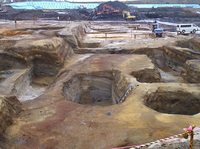 地山の一部に穴を掘り廃棄物を埋める「つぼ掘り」の状況