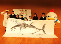 さかなクンと小学生受賞者