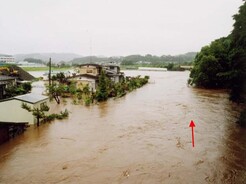 図5熊原川浸水状況（H16.9月） 三戸町川守田地区