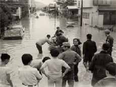 写真－４　昭和44年8月大雨　花園一丁目付近　救助活動