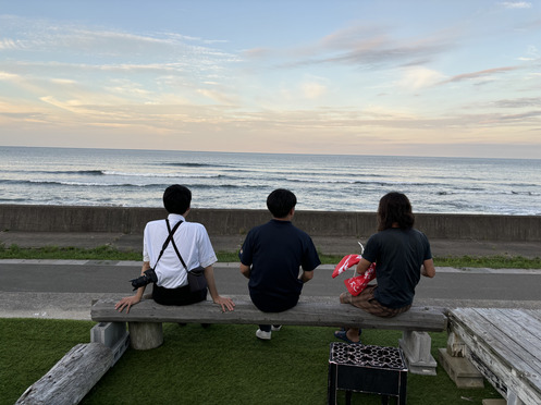 お店から海を望む