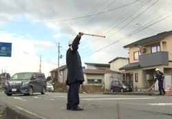 警察による国道上での車両誘導の状況