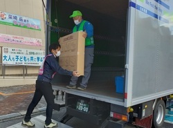 避難所におけるトラックからの荷下ろしの状況