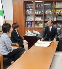 津軽海峡マグロ女子会高木さんと岡さんと三村知事との懇談