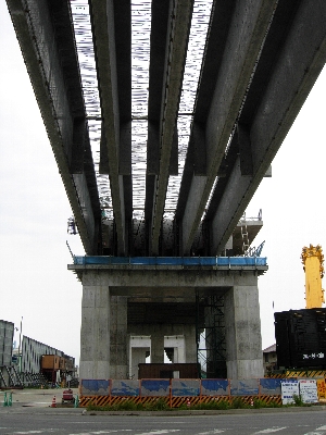 西バイパスを横切る高架橋