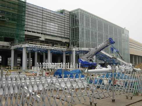 新幹線駅舎からの昇降階段