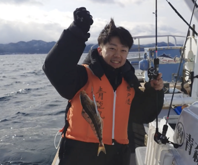魚を釣り上げて嬉しがっている様子