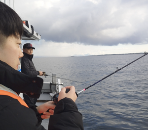 釣り竿を上げて
