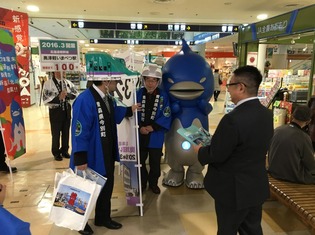 グッズを渡してPR