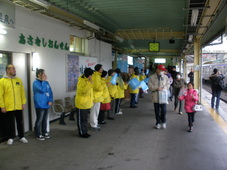 浅虫温泉駅　小旗を振ってお出迎え