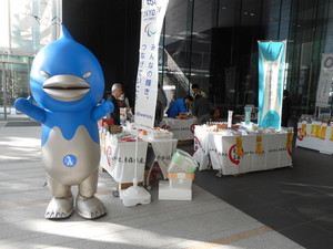 青森県ブース前（日本経済新聞社）