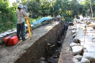 測量の様子(三内丸山遺跡)