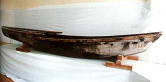 泊の丸木舟