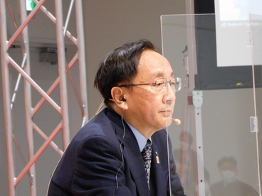 審議を見守る三村知事