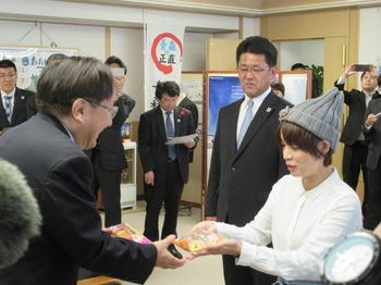 工藤会長、ヤミラさんから知事へ完成報告