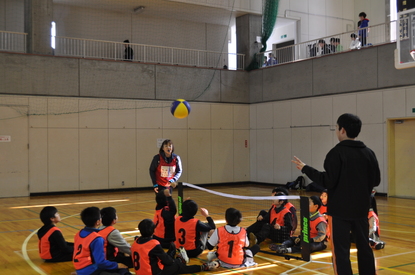 坂本朋子さんが講師を務めるシッティングバレーボール体験