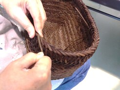 R７　籐工芸教室　会員の皆さんの作成の様子２