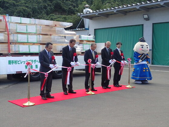 選手村ビレッジプラザの建設に向けた県産材の出発式の様子