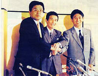 知事の握手の写真