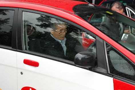電気自動車に乗る寺田知事