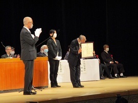 青森県知事表彰（伝達者 柏木副知事）