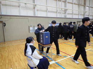 県立三本木高校での模擬投票の様子