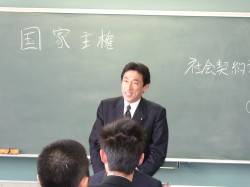 北方領土教育現場を視察する岸田大臣 北方領土教育現場を視察する岸田元大臣