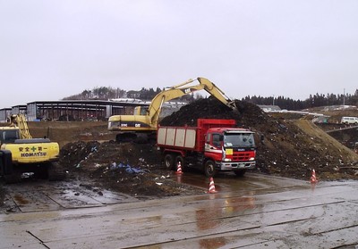 掘削した廃棄物の場内運搬車への積み込み
