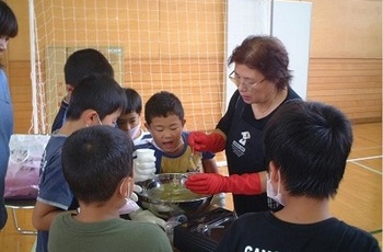 合成洗剤とわかしおせっけんの違いを子どもたちに教える葛西恭子さん