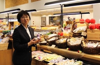 店内で商品を紹介する蒔苗正子さん