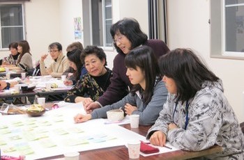 学習会で講師を務める田中弘子さん