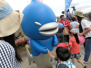 子どもと触れ合うマギュロウ